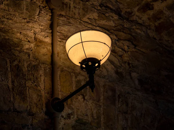 Lâmpada Antiga Velha Parede Fundo Prisão Luz Sombria — Fotografia de Stock
