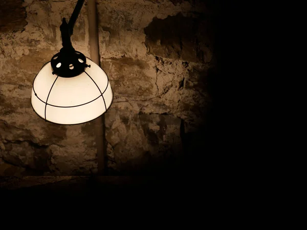 Παλιά Αρχαία Λάμπα Στον Τοίχο Μιας Φυλακής Φόντο Ζοφερό Φως — Φωτογραφία Αρχείου