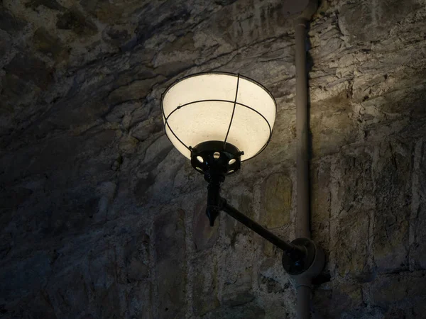 Παλιά Αρχαία Λάμπα Στον Τοίχο Μιας Φυλακής Φόντο Ζοφερό Φως — Φωτογραφία Αρχείου