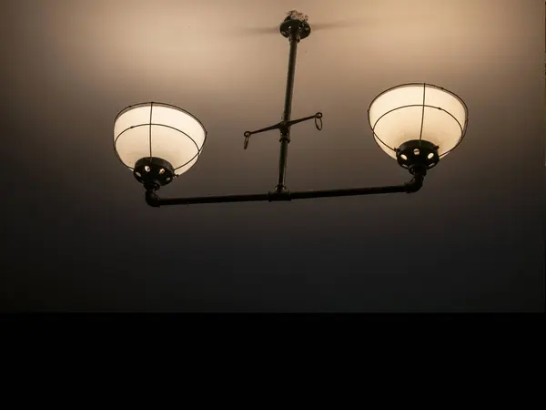 Antigas Lâmpadas Antigas Parede Fundo Quarto Escuro Luz Sombria — Fotografia de Stock