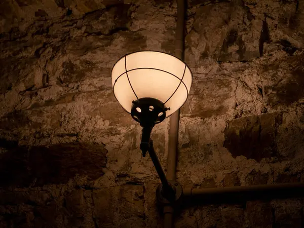 Vieille Lampe Ancienne Sur Mur Fond Prison Lumière Sombre — Photo