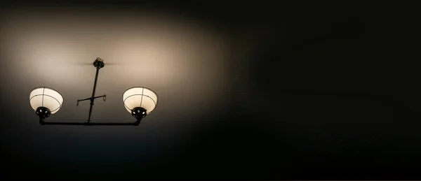 Alte Antike Lampen Der Wand Vor Dunklem Hintergrund Düsteres Licht — Stockfoto
