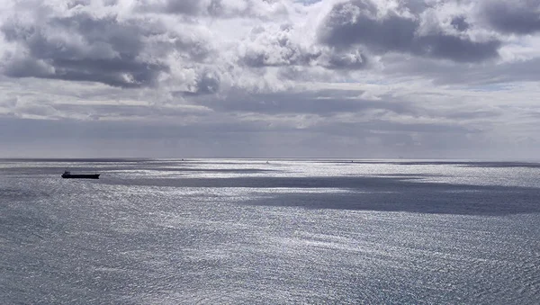 Statek Towarowy Otwartym Morzu Białe Chmury Burzliwym Niebie Tle Morza — Zdjęcie stockowe