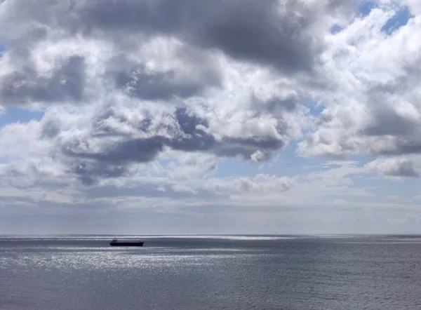 Vrachtschip Volle Zee Witte Wolken Boven Een Stormachtige Hemel Achtergrond — Stockfoto