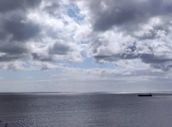 Statek Towarowy Otwartym Morzu Białe Chmury Nad Burzliwym Tle Nieba — Zdjęcie stockowe