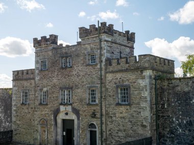 Kuleleri olan eski Kelt kalesi, İrlanda 'da Cork City Hapishanesi. Kale arkaplanı