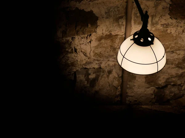 Antigua Lámpara Antigua Pared Fondo Prisión Luz Sombría —  Fotos de Stock
