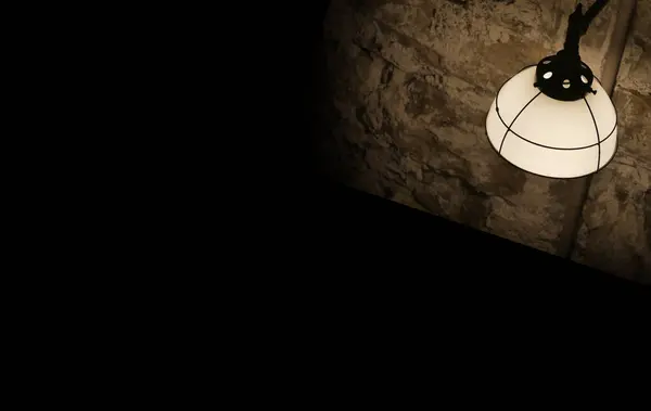 Régi Ősi Lámpa Falon Egy Sötét Szobában Háttér Komor Fény — Stock Fotó