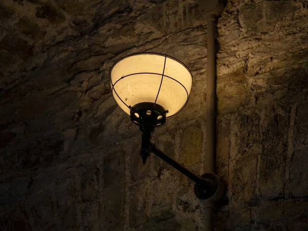 Старий Стародавній Ліхтар Стіні Тюремного Фону Похмуре Світло — стокове фото