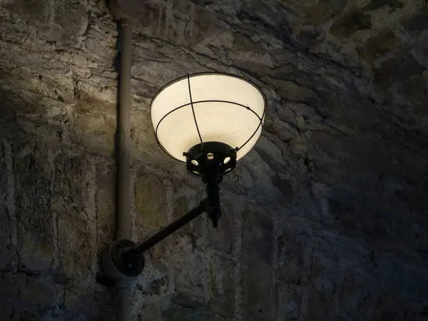 Древняя Лампа Стене Тюрьмы Мрачный Свет — стоковое фото