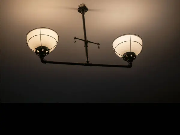 Antigas Lâmpadas Antigas Parede Fundo Quarto Escuro Luz Sombria — Fotografia de Stock