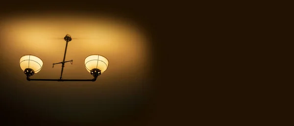 Régi Régi Lámpák Falon Egy Sötét Szobában Háttér Komor Fény — Stock Fotó