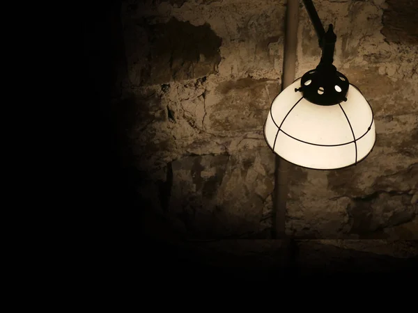 在监狱背景的墙上挂着古老的灯 昏暗的灯光 — 图库照片