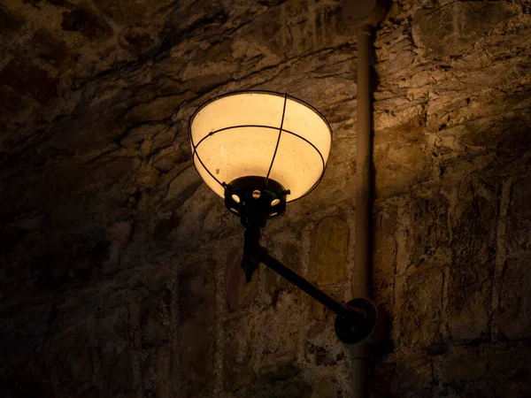 Alte Antike Lampe Der Wand Eines Gefängnishintergrundes Düsteres Licht — Stockfoto