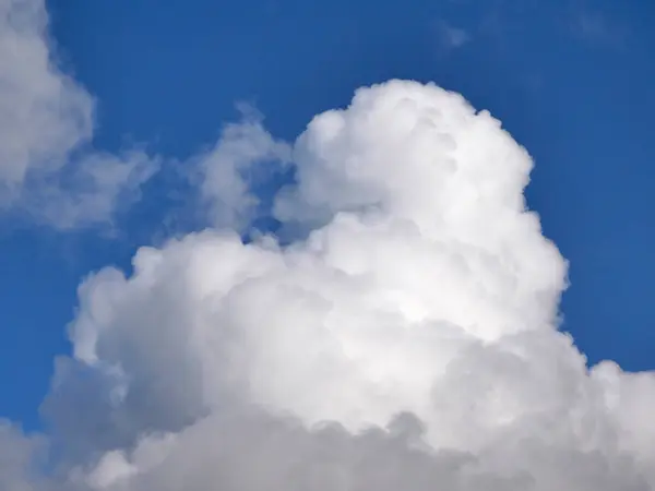 White Fluffy Cloud Blue Sky Background Beautiful Heaven Photo — Stock Photo, Image