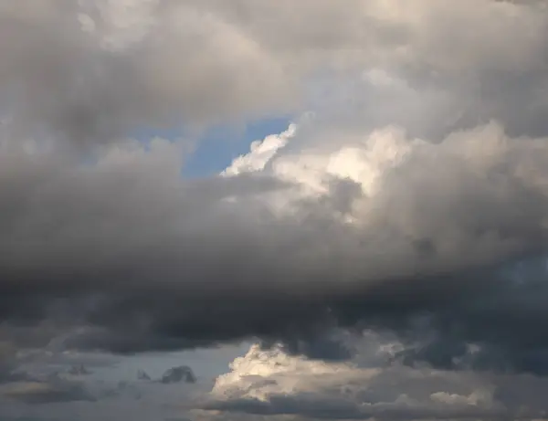 暴风雨的天空 白云和灰云的背景 美丽的天空照片 — 图库照片