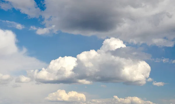 白色蓬松的云和乌云在深蓝色的天空 云的背景 自然的天空照片 — 图库照片