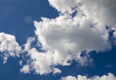 Yazın gökyüzünde beyaz bulutlar doğal arka plan, gökyüzü duvar kağıdı