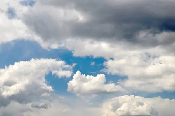 自然蓝天背景和狂风暴雨云雾中的白云 — 图库照片