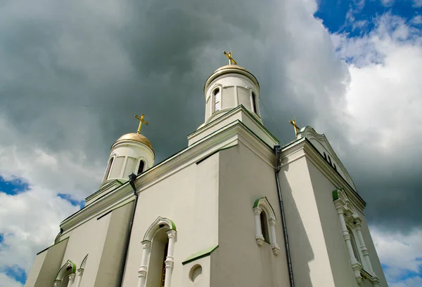 Igreja Ortodoxa Céu Tempestuoso Fundo Foto Conceitual Religiosa — Fotografia de Stock