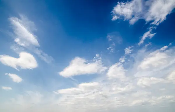 Σύννεφα Στον Καταγάλανο Καλοκαιρινό Ουρανό Την Φυσική Ουρανό Φόντο Την — Φωτογραφία Αρχείου