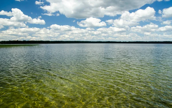 Verão Lago Fundo Natural Nuvens Água Céu Fundo Natural — Fotografia de Stock