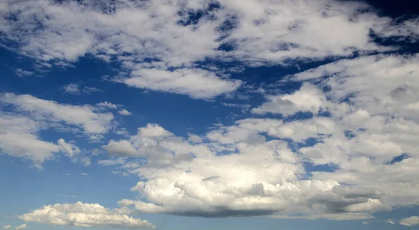 Σκούρο Μπλε Καλοκαίρι Φόντο Του Ουρανού Λευκά Σύννεφα Πετούν Στον — Φωτογραφία Αρχείου