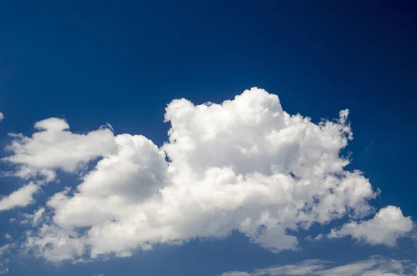 白云隔绝在深蓝色夏天天空背景 自然壁纸背景 — 图库照片
