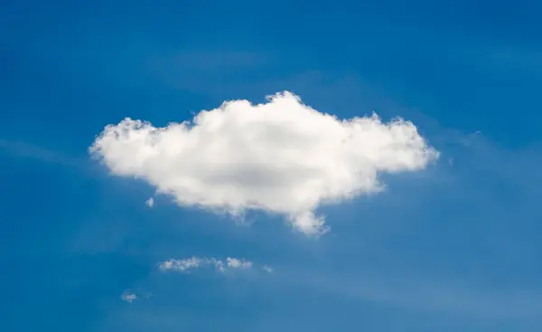 Einzelne Wolke Tiefblauem Sommerhimmel Hochauflösendes Foto Flauschige Wolke Himmel — Stockfoto