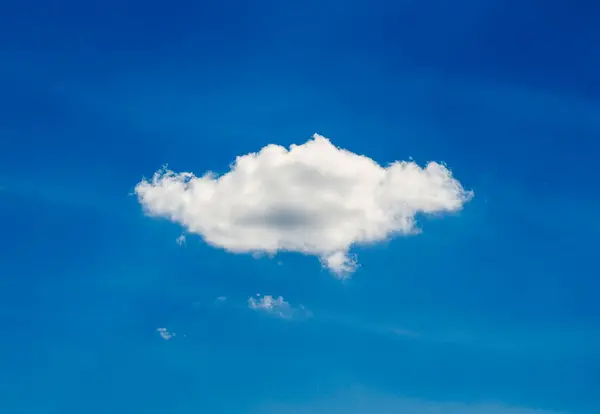 Mavi Gökyüzünde Yüksek Çözünürlüklü Fotoğraf Tek Beyaz Bulut — Stok fotoğraf