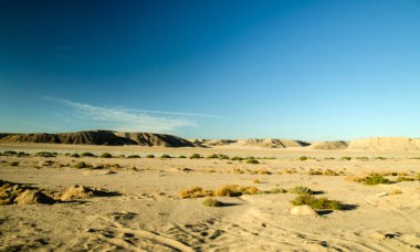 Derin mavi gökyüzü, doğal çöl peyzaj altında Sahara Dağları