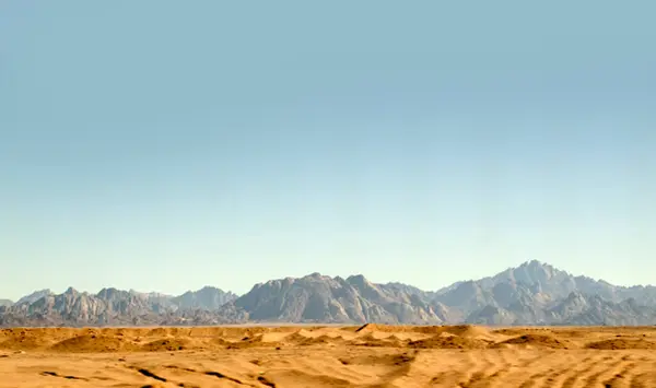 Пустыня Сахара Скалы Горы Песчаными Холмами Глубоким Голубым Небом — стоковое фото