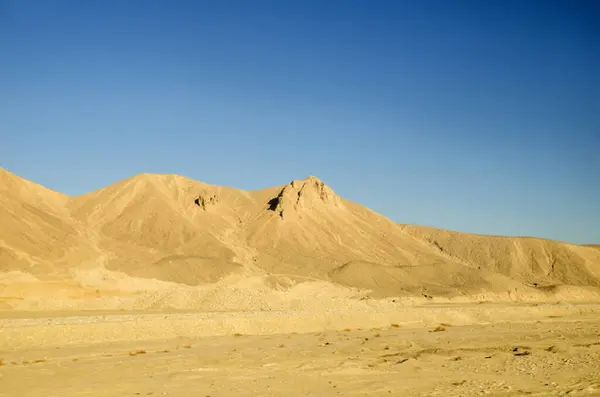 撒哈拉沙漠沙山深蓝色夏日的天空下 — 图库照片