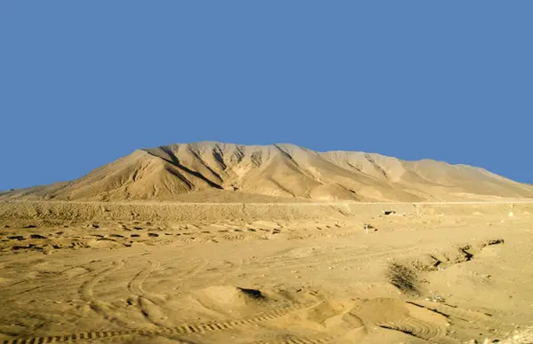 Холмы Пустыни Сахара Песчаными Камнями Отпечатками Колес — стоковое фото