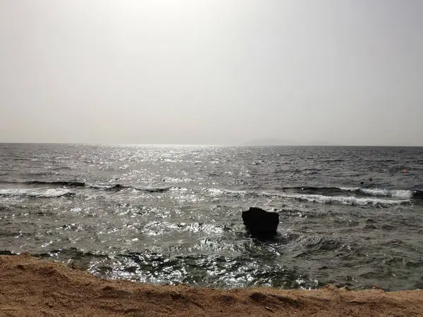 エジプトの夏の太陽に照らされた紅海 正面光の海景背景 — ストック写真