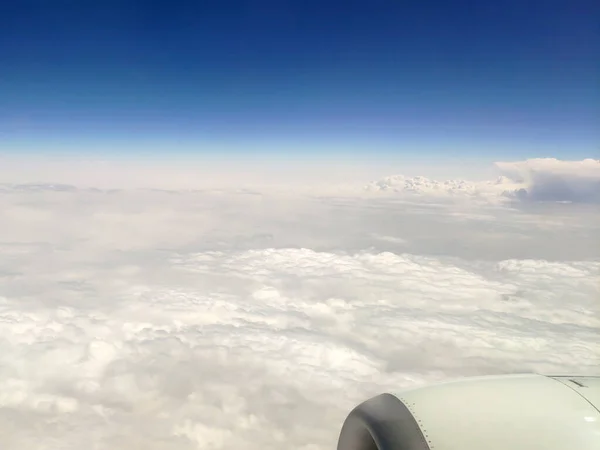 彼らは飛行機から見られる雲 雲の背景を持つ空 ふわふわの雲の上に素晴らしい飛行 — ストック写真