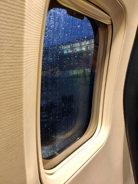 Janela Avião Vista Próxima Chuvoso Tempo Fora Antes Decolar — Fotografia de Stock
