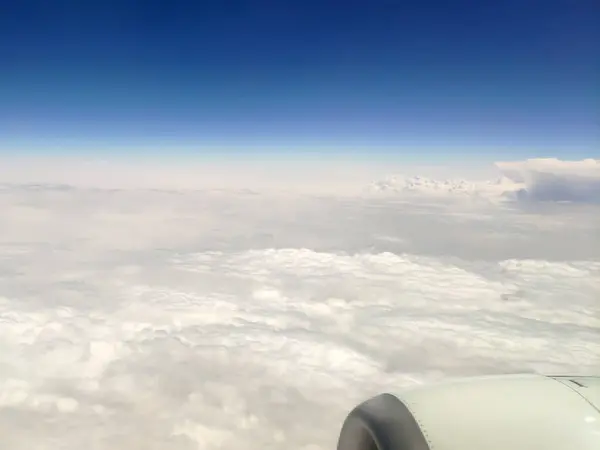 Хмари Видно Літака Небо Фоном Хмар Дивовижний Політ Над Пухнастими — стокове фото