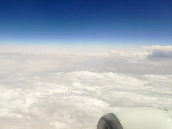 그들은 비행기에서 수있는 배경하늘 푹신한 구름을 놀라운 — 스톡 사진