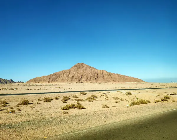砂漠と道路の火山 山の風景壁紙 絵のように美しい景色 観光バナーの背景 — ストック写真