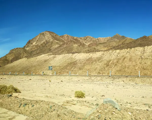 Megy Keresztül Sinai Sivatagban Festői Háttérbeli Hegyekkel Dombokkal Sivatagi Táj — Stock Fotó