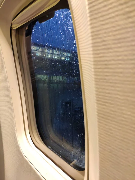 Repülő Ablak Bezárásához Esős Időjárás Kívül Felszállás Előtt — Stock Fotó