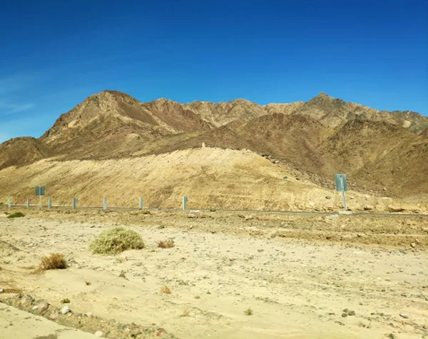 穿越西奈沙漠的道路 风景如画的背山与丘陵 沙漠景观壁纸 — 图库照片