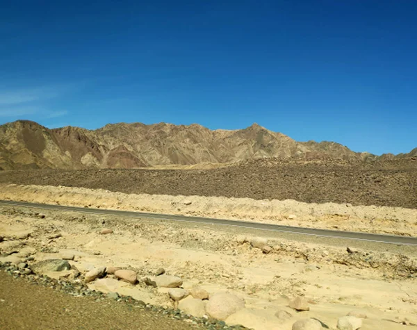 在西奈沙漠的道路 风景如画的背景与山丘 沙漠景观壁纸 — 图库照片