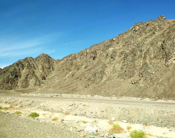 Estrada Que Atravessa Deserto Sinai Pitoresco Backgound Com Montanhas Colinas — Fotografia de Stock