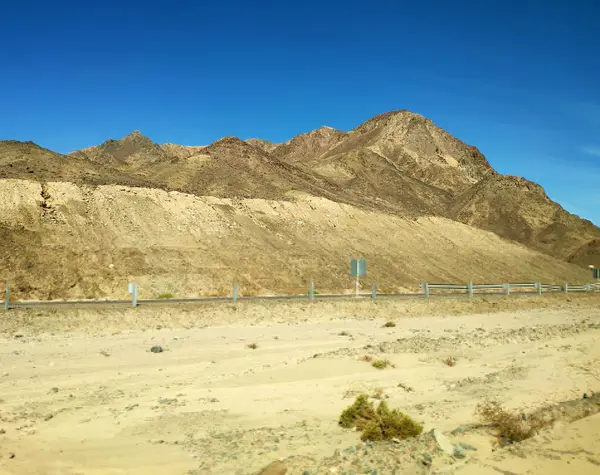 穿越西奈沙漠的道路 风景如画的背山与丘陵 沙漠景观壁纸 — 图库照片