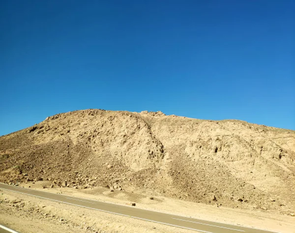 砂漠を通る道路 山や丘と絵のように美しい背景 砂漠の風景 — ストック写真