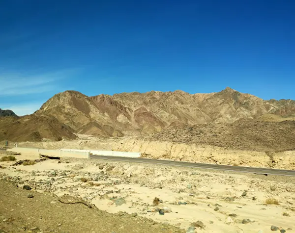 Ponte Deserto Sinai Fundo Pitoresco Com Montanhas Colinas Papel Parede — Fotografia de Stock