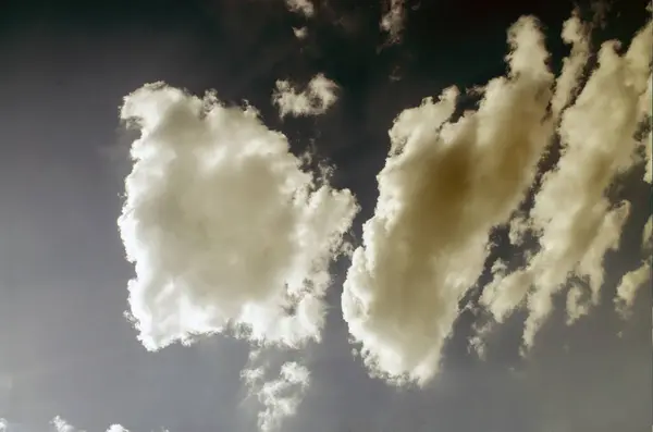 Cielo Azul Con Nubes Blancas Los Rayos Del Sol Fondo — Foto de Stock