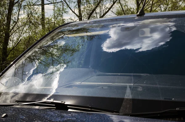 Odbicie Chmur Oknie Samochodu Nowoczesny Samochód Stojący Pod Pochmurne Lato — Zdjęcie stockowe